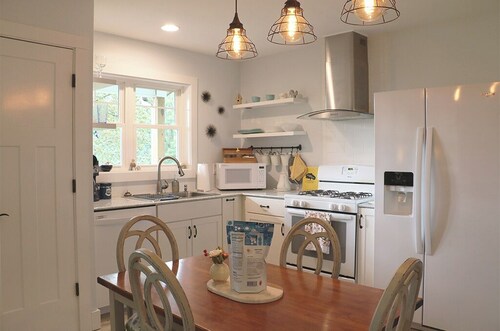 Shangri-La in Etowah:  a serene + cheerful cottage near Pisgah & DuPont Forests