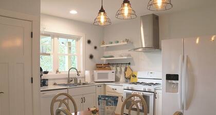 Shangri-La in Etowah: a serene + cheerful cottage near Pisgah & DuPont Forests