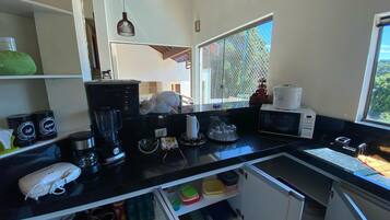 Køleskab, mikrobølgeovn, kogeplade, kaffe-/temaskine