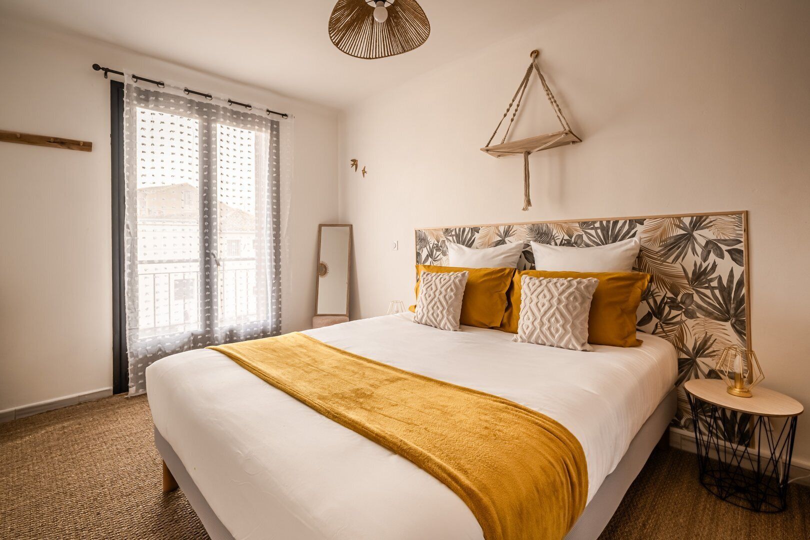 3 slaapkamers, een bureau, een strijkplank/strijkijzer, internet