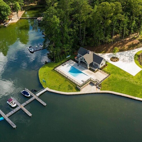 Anthony's Lake Haven, 3Br/2Ba Kowaliga Cabin with Lake and Pool Access