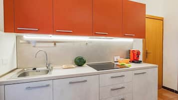 Mikrowelle, Herdplatte, Geschirrspüler, Kochgeschirr/Geschirr/Besteck