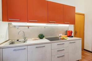 Microondas, placa de cocina, lavavajillas y utensilios de cocina