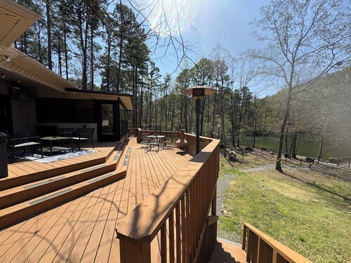 Ozzy's Oasis-100 FT LAKEFRONT-Private Dock, 3BR+Bunk Room/Sleeps 10. Fenced Yard