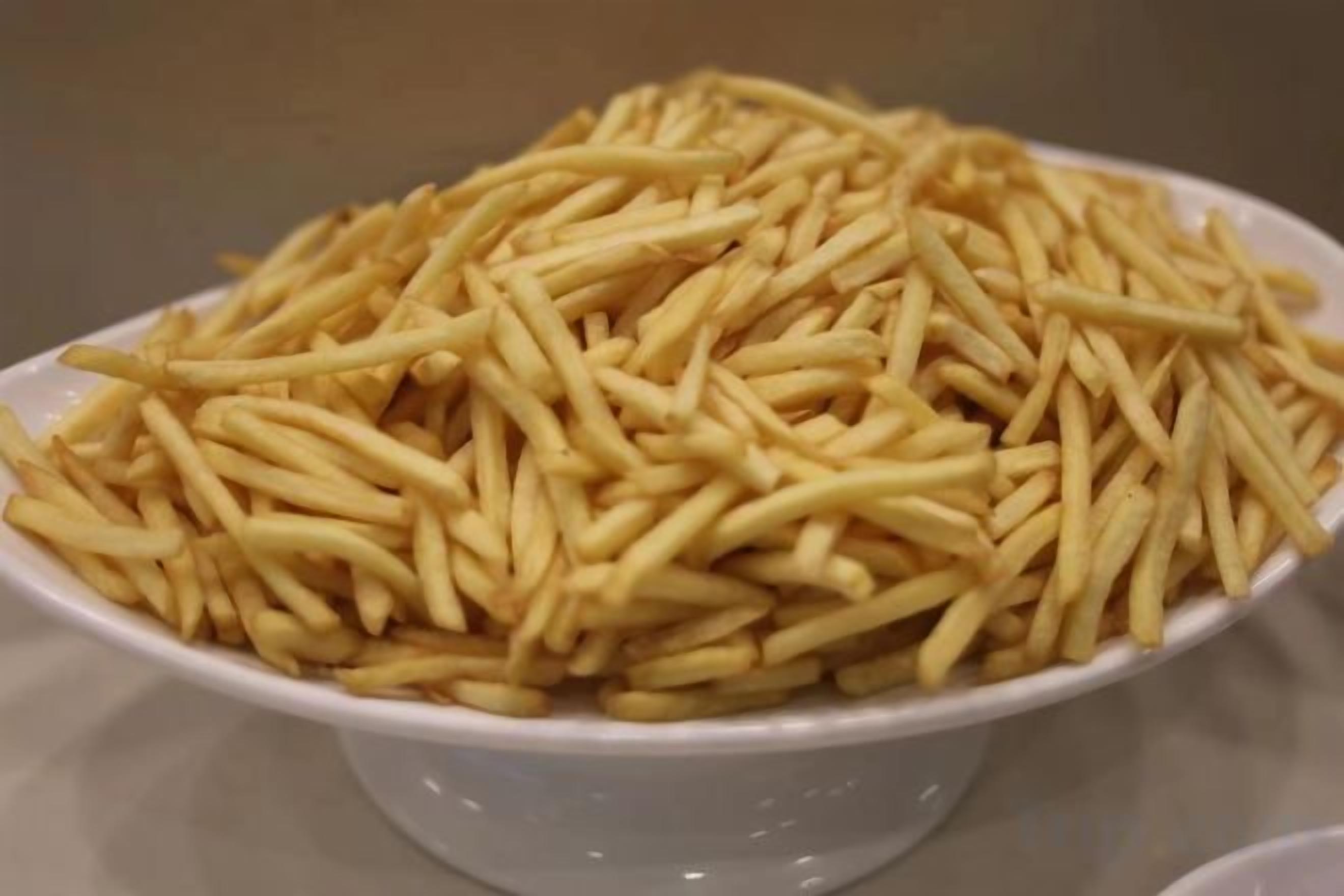 Un bol blanc rempli de frites.