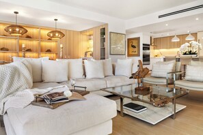 Smart TV, libros, biblioteca musical y videoteca 
