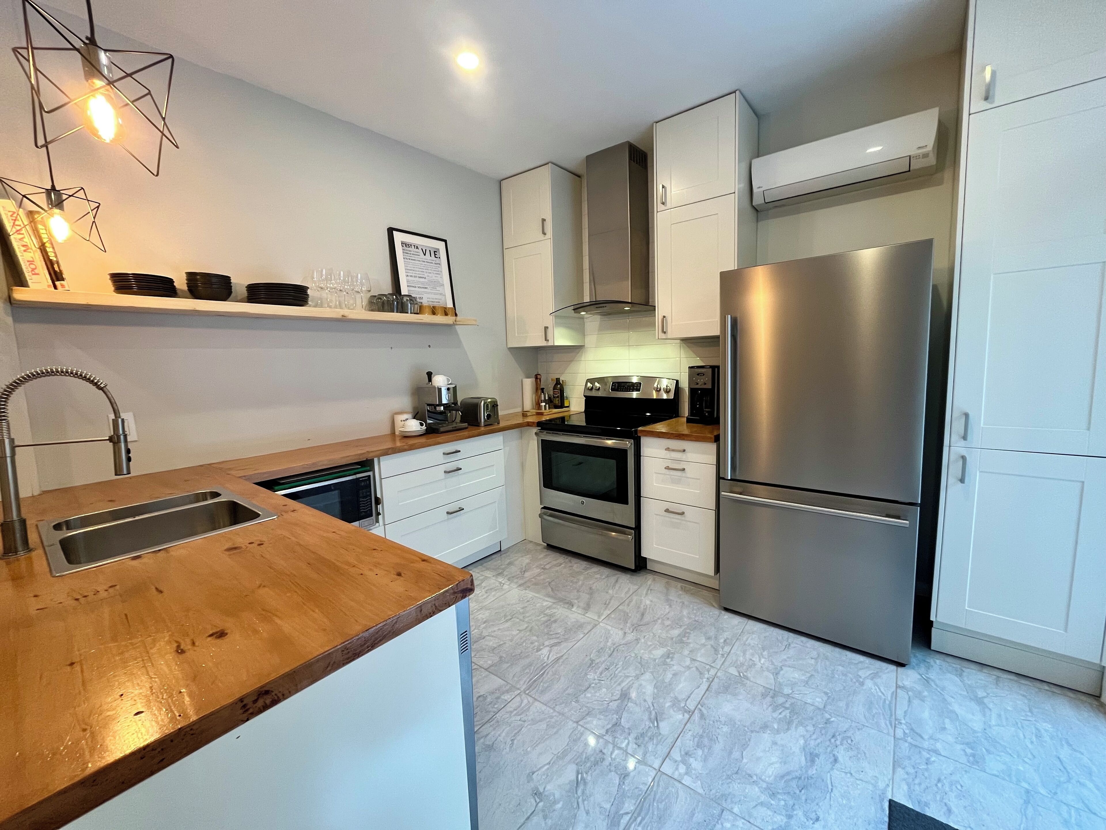 Refrigerador, microondas, horno y parrilla de estufa 