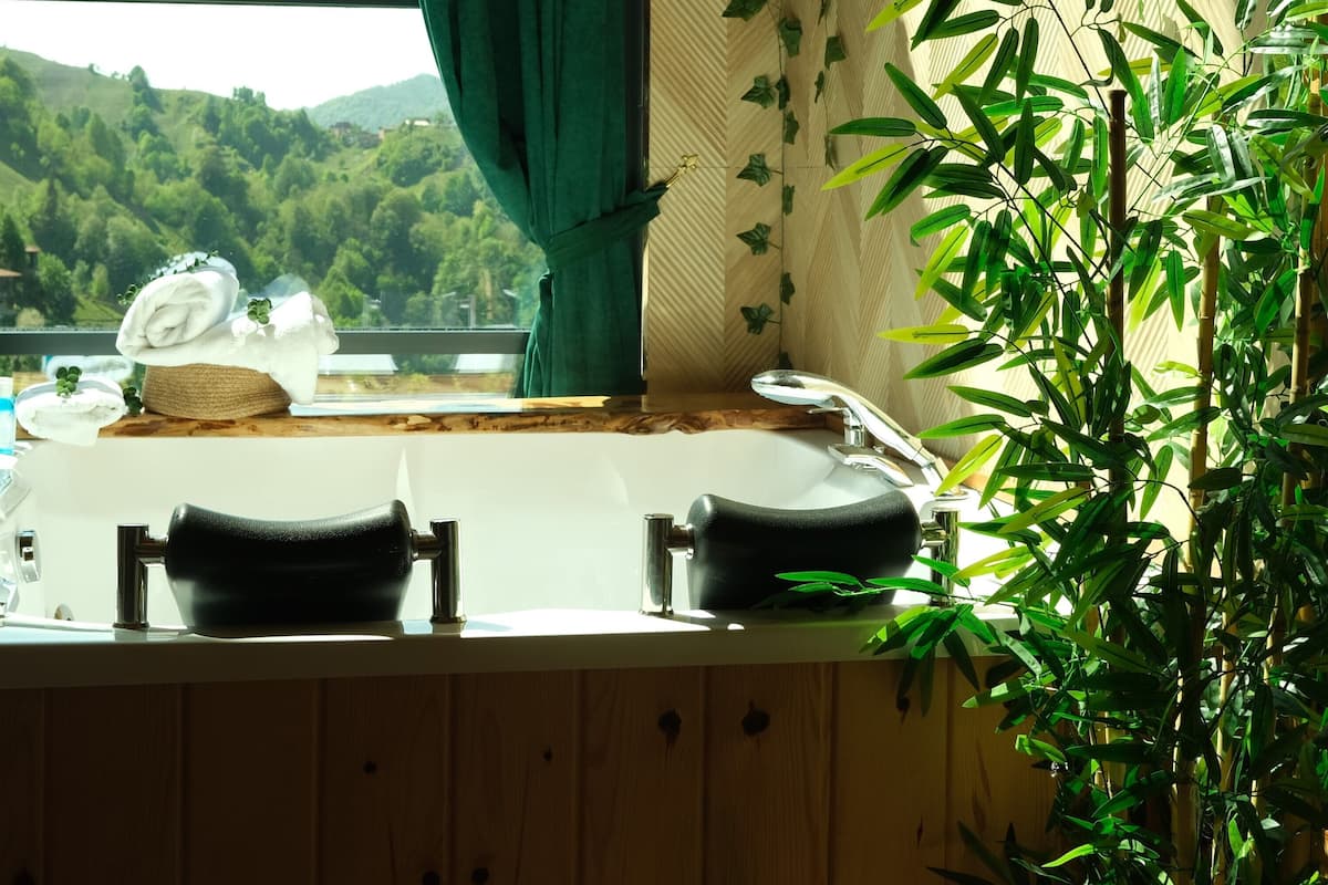 Bungalow Deluxe, vista valle, lato montagna | Bagno | Doccia, asciugacapelli, asciugamani, sapone