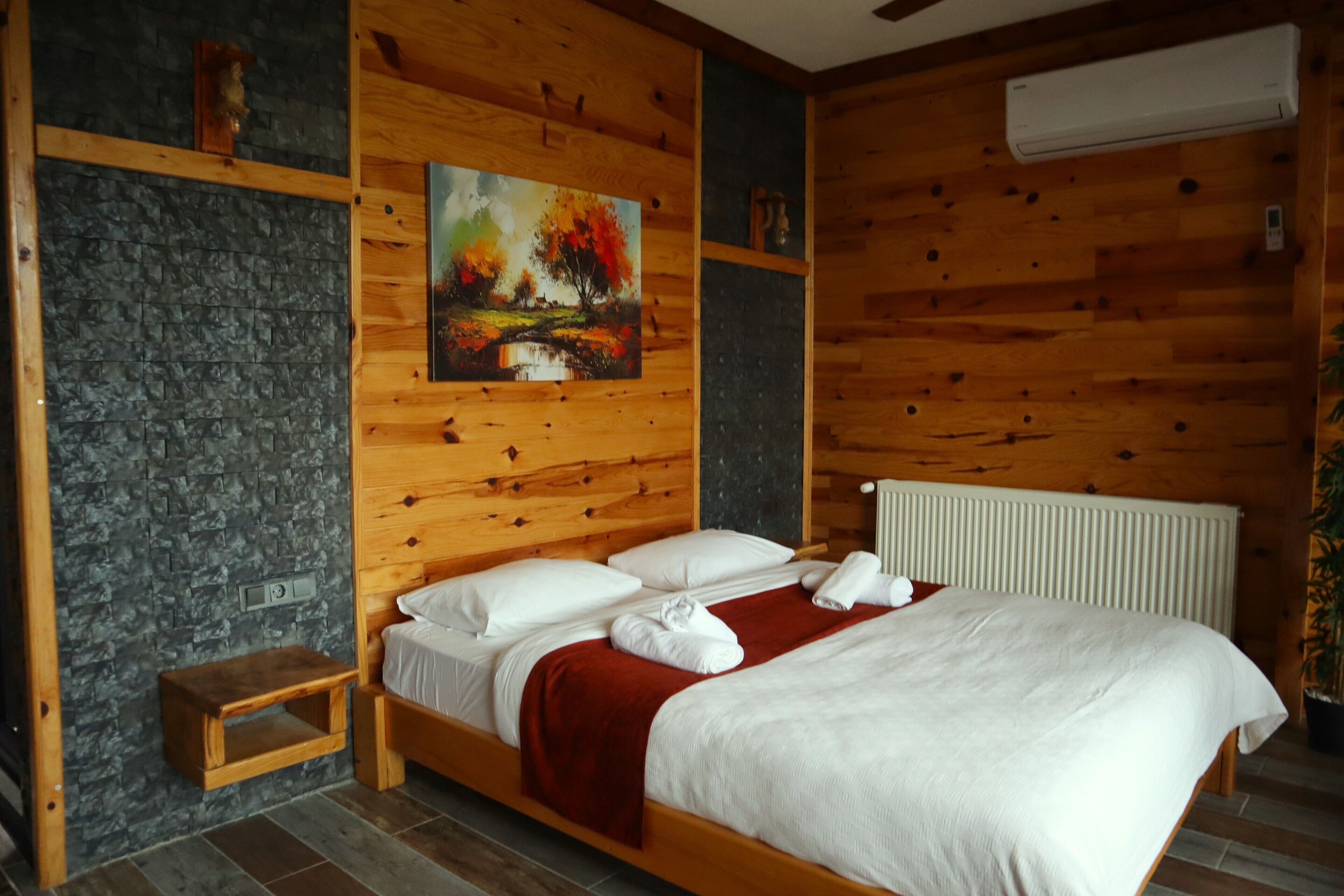 Deluxe Studio Suite | Free WiFi, bed sheets