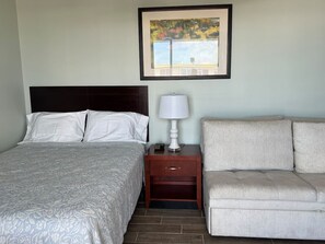 Iron/ironing board, WiFi (free), bed sheets - OCEAN VIEW Studio@Daytona Zzz 4 (Daytona Beach)