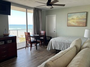Iron/ironing board, WiFi (free), bed sheets - OCEAN VIEW Studio@Daytona Zzz 4 (Daytona Beach)