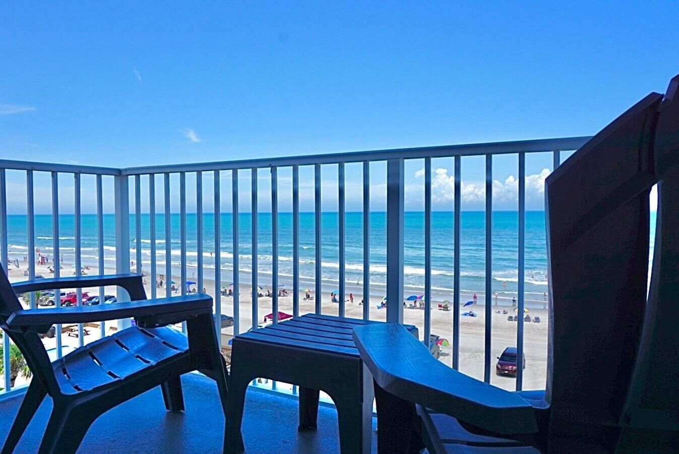 Un balcón con vista a la playa y al océano.