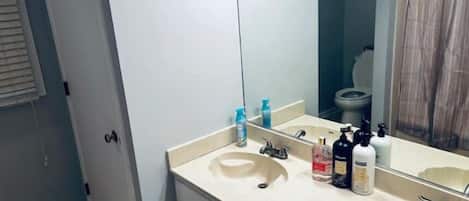 Séchoir à cheveux, serviettes fournies, savon, papier de toilette