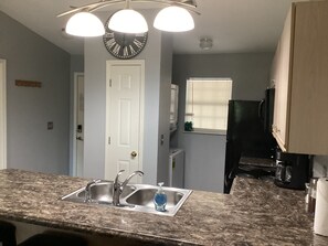 Kylskåp, mikrovågsugn, ugn och spishäll