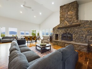 Smart TV, books - Lena Beach Retreat - Oceanfront Luxury (Juneau)