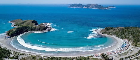Una spiaggia nelle vicinanze, sabbia bianca