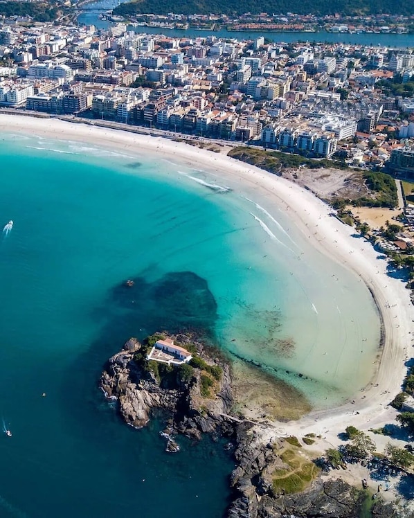 Una playa cerca, arena blanca