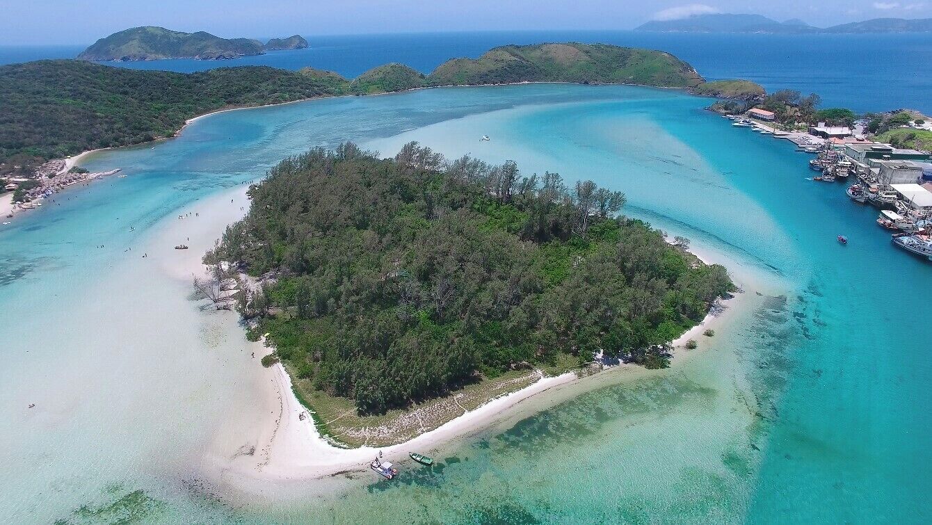 Una playa cerca, arena blanca