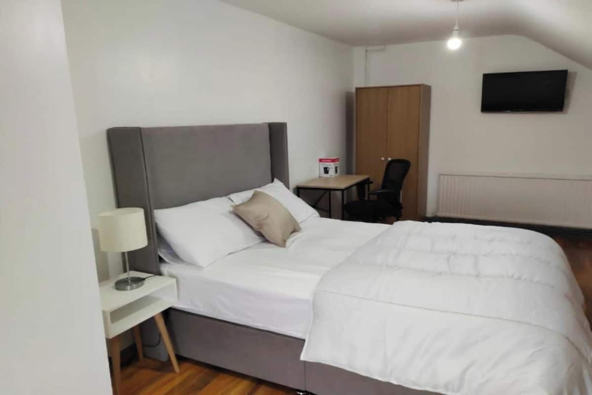 Apartment, 1 Bedroom | 1 bedroom, desk, free WiFi, bed sheets