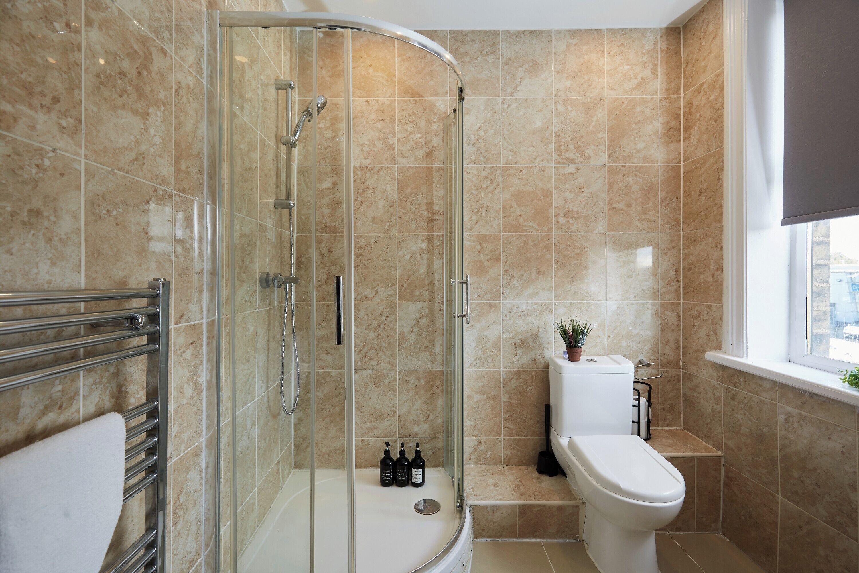 Studio Deluxe, 1 giường đôi | Phòng tắm | Buồng tắm vòi sen, đồ dùng nhà tắm được thiết kế riêng, khăn tắm 