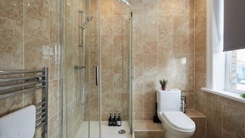 Deluxe Studio, 1 Double Bed | Bathroom | Shower, designer toiletries, towels