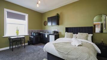 Deluxe Studio, 1 Double Bed | Individually furnished, laptop workspace, soundproofing
