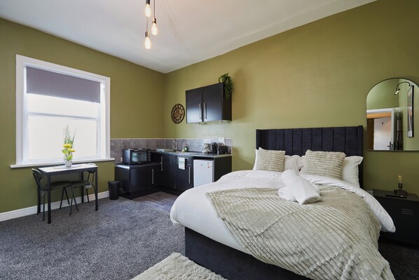 Deluxe Studio, 1 Double Bed | Individually furnished, laptop workspace, soundproofing