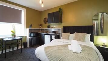 Deluxe Studio, 1 Double Bed | Individually furnished, laptop workspace, soundproofing