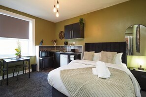 Deluxe Studio, 1 Double Bed | Individually furnished, laptop workspace, soundproofing