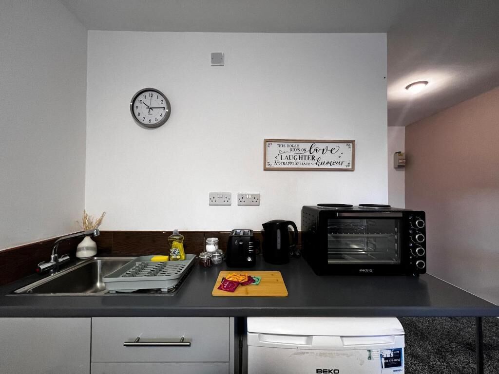 Estudio Deluxe, 1 cama matrimonial | Cocineta privada | Frigobar, microondas, tetera eléctrica y utensilios de cocina 