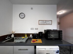 デラックス スタジオ ダブルベッド 1 台 | 専用簡易キッチン | 小型冷蔵庫、電子レンジ、電気ポット、調理器具と食器