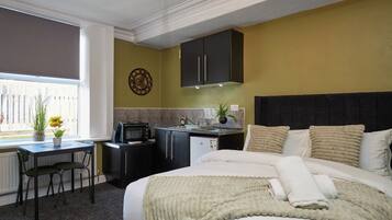 Estudio Deluxe, 1 cama matrimonial | Muebles diferentes, espacio para trabajar con laptop y insonorización