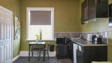 Deluxe Studio, 1 Double Bed | Private kitchenette | Mini-fridge, microwave, electric kettle, cookware/dishes/utensils