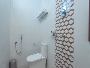 Deluxe Double Room | Bathroom | Shower, free toiletries, hair dryer, towels