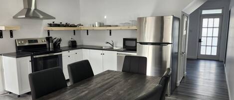 Chambre supérieure, non-fumeur, salle de bain privée | Cuisine partagée | Réfrigérateur grande capacité avec congélateur, four à micro-ondes