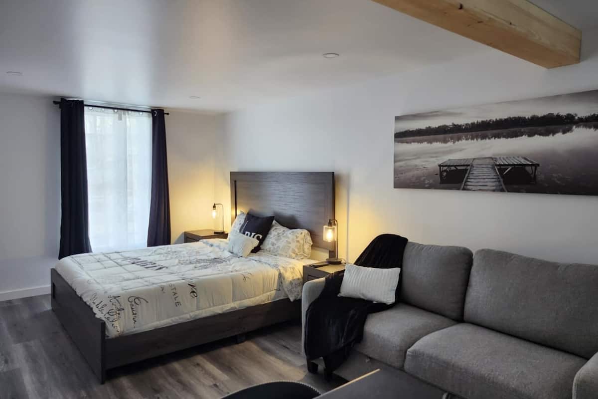 Deluxe Studio Suite, City View | Blackout curtains, soundproofing, free WiFi