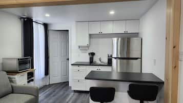 Suite estudio Deluxe, vistas a la ciudad | Cocina privada | Frigorífico grande, microondas, horno y placa de cocina