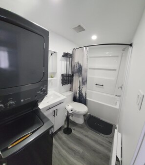 Deluxe Studio Suite, City View | Bathroom | Shower, towels, soap, shampoo - Auberge Le Cosy Amos (Amos)