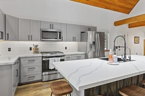 Microwave, oven, stovetop, dishwasher - Peaceful updated cabin with outdoor space near Whitefish (Columbia Falls)