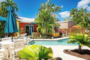 حمّام سباحة خارجي، حمّام سباحة مُدفَّأ