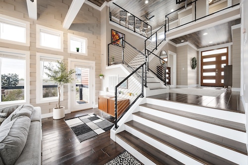 Luxe Lake Escape, Hot Tub, Firepit, Relax & Unwind!