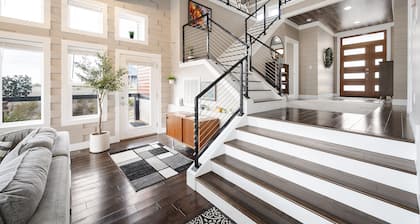 Luxe Lake Escape, Hot Tub, Firepit, Relax & Unwind!