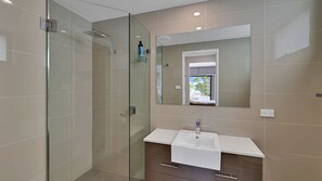 Douche, séchoir à cheveux, serviettes fournies