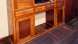 Une armoire en bois dotée de plusieurs compartiments et d’un téléviseur à écran plat.