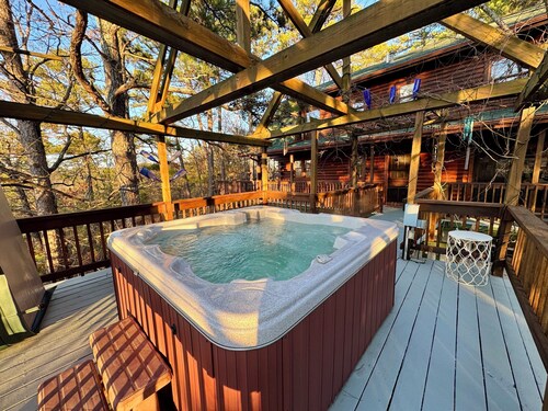 Charming 3-bedroom cabin with King Beds with Hot Tub in tranquil Eureka Springs