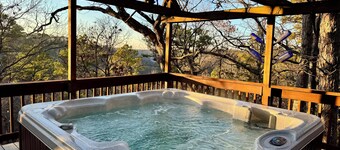 Charming 3-bedroom cabin with King Beds with Hot Tub in tranquil Eureka Springs