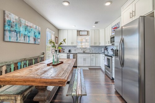 “The Blue Bungalow” Great location RV hookup addon