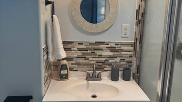 Dusche, Haartrockner, Handtücher, Seife