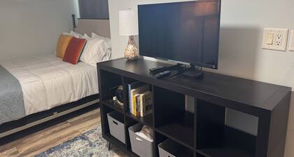 Cozy Hiker's Rest Stop with A/C, and Wifi in beautiful Agua Dulce.