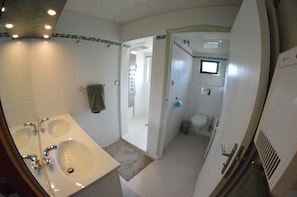 Secadora de cabello, toallas, jabón, papel de baño